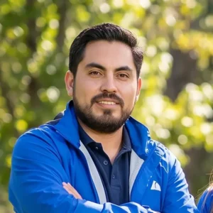 Hombre con barba posando en parque